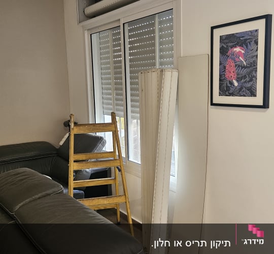 תמונה של תריסים וכלי עבודה בחדר